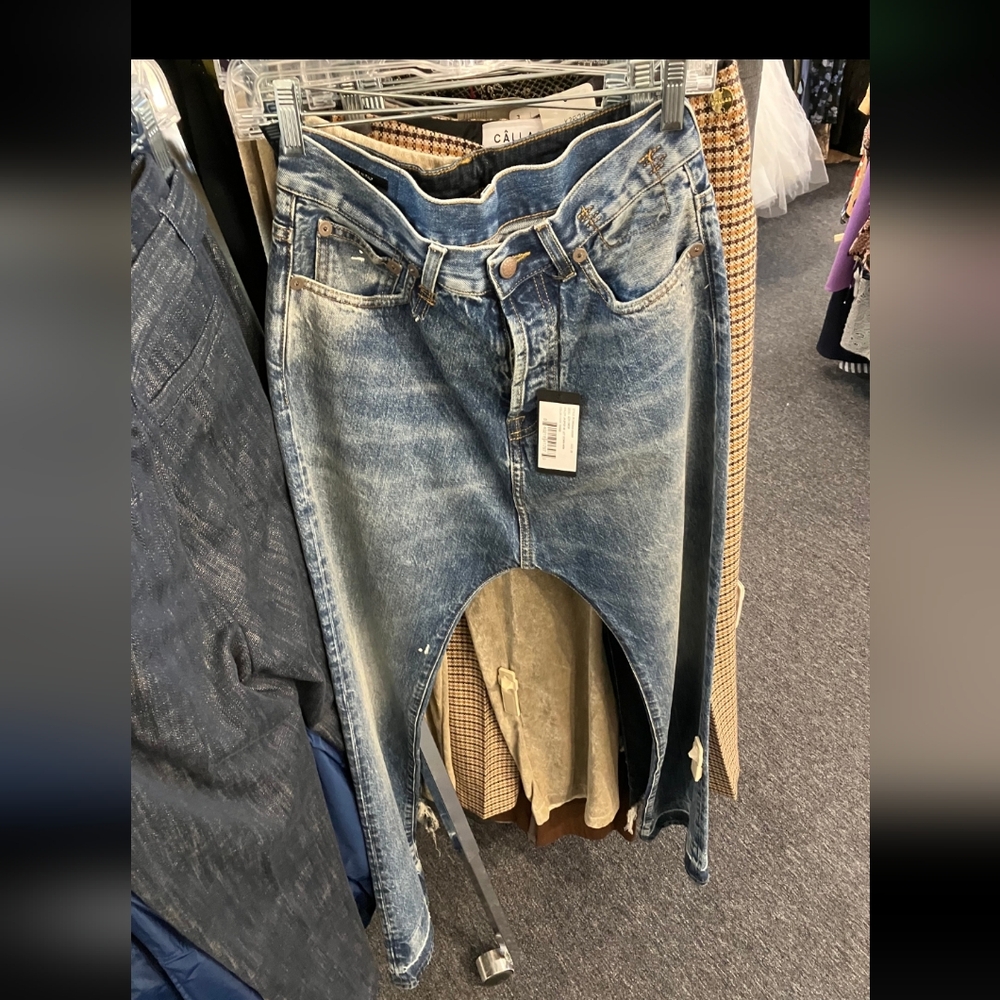 R13 Women’s Boyfriend Jeans in Faded Blue Denim - Picture 3 of 8